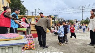 清镇市妇联关工委开展爱心募捐活动