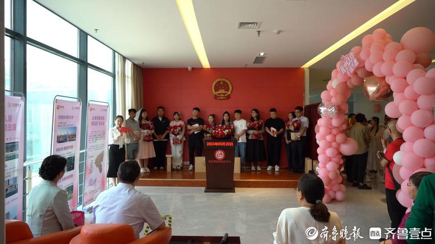 薛城区民政局举行新婚夫妻集体颁证仪式暨婚姻家庭幸福课堂活动