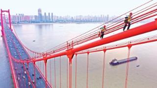 鹦鹉洲长江大桥上“走钢索的人”
