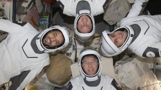 美国“龙”飞船载4名宇航员返回地球