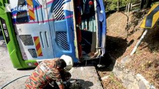 马来西亚巴士翻覆2名中国人遇难 司机曾无证驾驶