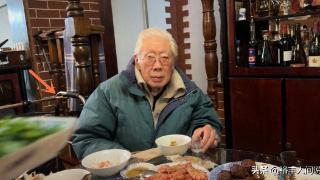 87岁焦晃携57岁妻子庆元宵节！状态差到认不出，一件羽绒服穿17年