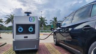 海南首个移动充电机器人入驻冯家湾零碳服务区