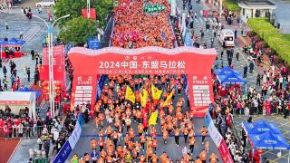 2024中国—东盟马拉松在防城港市鸣枪起跑