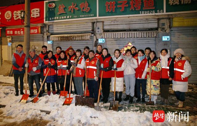 海州区各街道、社区连续奋战48小时扫雪铲冰