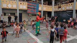 志愿者扮成小丑为加沙儿童带去欢乐
