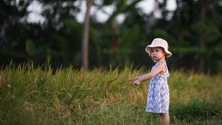 俩娃起争执后家长将对方孩子踢倒，妈妈：孩子轻微脑震荡