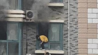 济南“超人”爬窗救人的背后：困住三人的火情和邻里间的携手救援