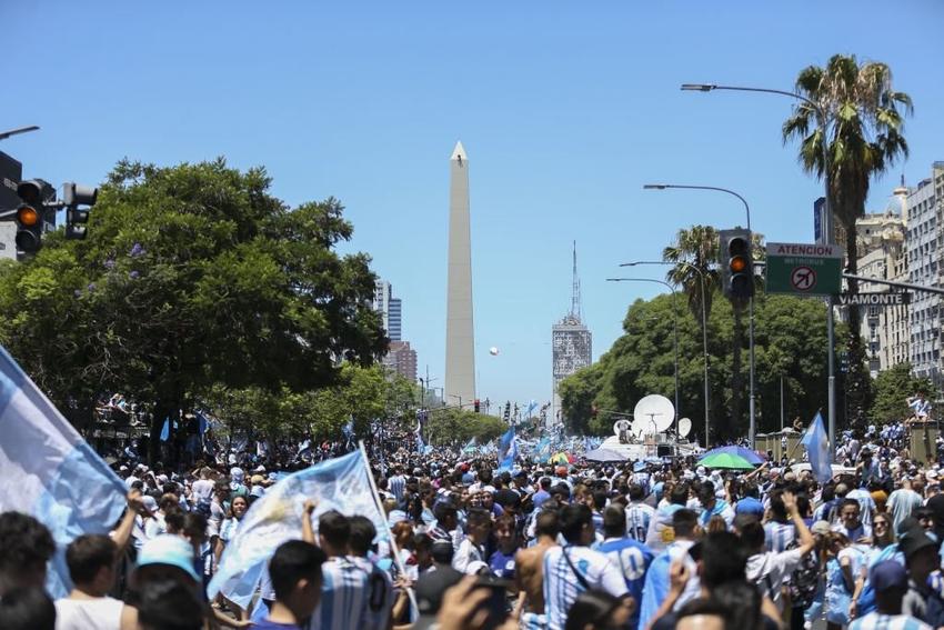 狂欢！约有400万人走上布宜诺斯艾利斯街头参与夺冠游行