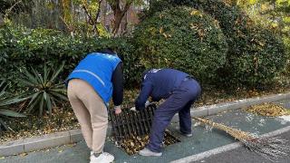 南苑街道南池社区开展“清理雨水箅子 畅通排水路”活动