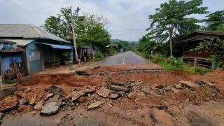 缅甸边境重要公路被挖断
