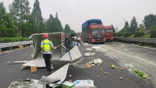 杭州一高速发生车辆侧翻事故，施救人员“教科书”式处置获点赞