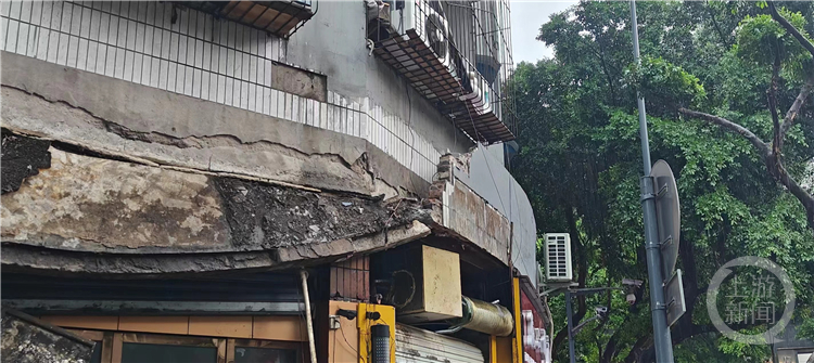 璧山强降雨致屋檐垮塌 11名被困人员被紧急疏散转移