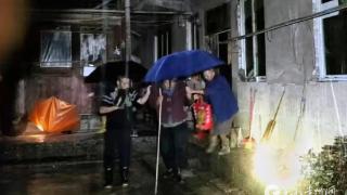 闻汛而动！凤冈县遭遇强降雨 党员干部紧急转移群众
