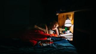 夜间阅读伤眼吗？如何正确选择阅读灯光？