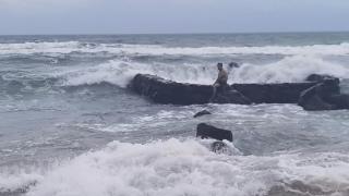 惊险！陵水一男子风浪天气海泳被困礁石 群众紧急求助陵水消防