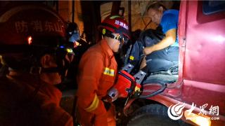 山东潍坊：两车相撞 司机被困 诸城消防紧急营救