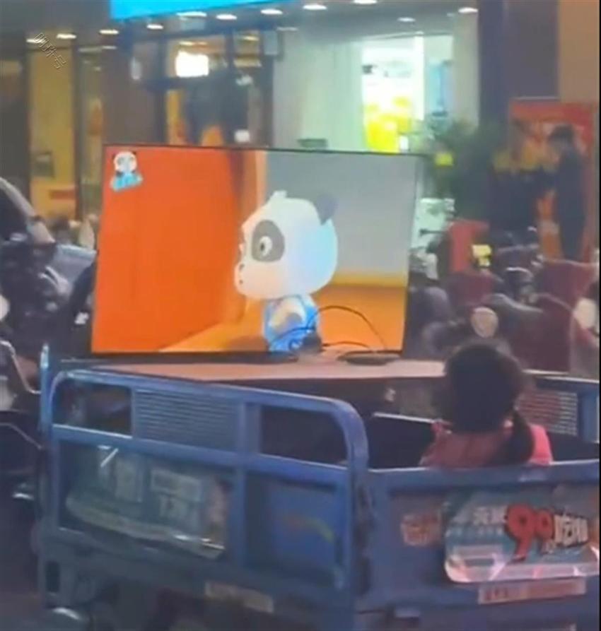 女孩坐三轮车看动画片堪比“敞篷环绕4D影院”，交警回应