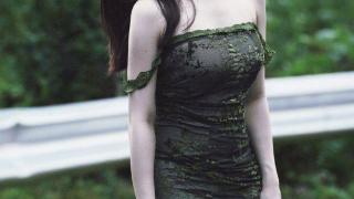 李浩菲这身墨绿刺绣连衣裙，简直美到没朋友！