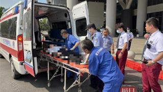 一名初中生突发疾病晕倒在地铁站，武汉轨道公安及时送医救治