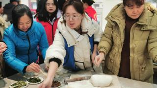 任城区南苑街道水景园社区开展“冬至饺香飘社区”活动