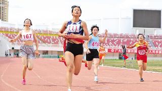 高中女子组100米预赛比赛现场