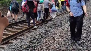 北京市z180次列车因水害停靠在安家庄站避险