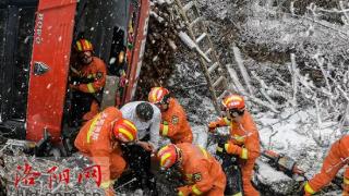 雪天货车侧翻坠沟 消防队员徒步7公里救人