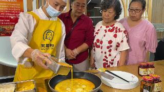 腐乳烙饼摊鸡蛋 京城老字号陪居民过伏天