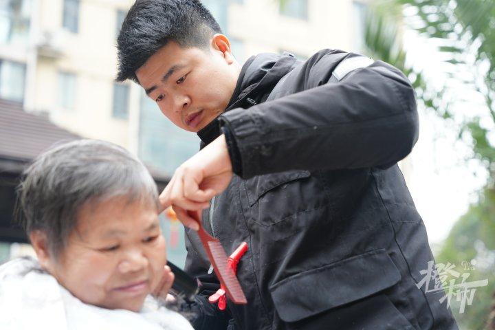 二月二龙抬头！他连续23年参加为居民免费理发活动，如今，他将手中的剪刀交给了儿子