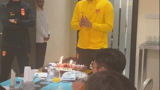 王大雷迎来35岁生日，中国男足全队在卡塔尔为其送上祝福