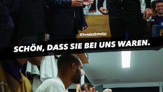德国友谊赛后，德国总理朔尔茨来到更衣室鼓励球队