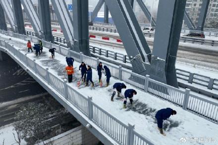 武汉暴雪多处道路结冰，武汉消防迅速出动