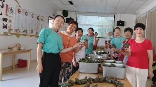 即墨区民政局开展端午节包粽子文明实践志愿服务活动