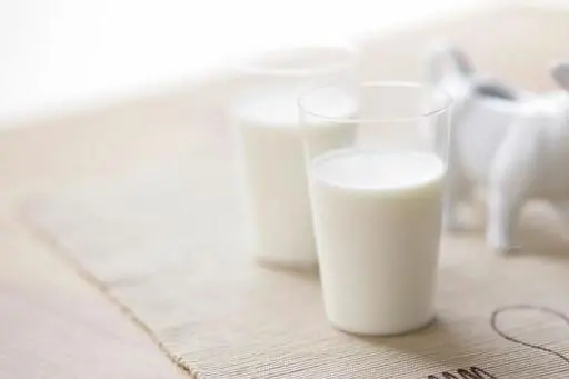 胃不舒服怎么喝牛奶？医生告诫：3种胃痛患者不宜喝牛奶