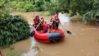 洪水倒灌淹没100亩农田 消防紧急疏散30余名被困居民