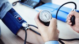 为何年轻人很少高血压，到老了就会血压高