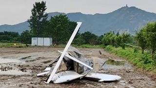 江苏镇江一小型飞机坠落农田，官方回复：迫降，机上两人受伤