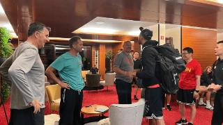 李凯尔抵达中国男篮驻地与球队会合 与乔帅亲切握手
