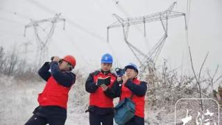 冒雪连夜巡查200多个重要路段 淮南抗冰雪保供电