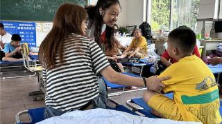 湖南9支志愿服务队前往华容集中安置点 陪伴孩子度过“七彩假期”