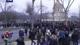 法国巴黎抗议人群与警方发生冲突 至少18人被捕
