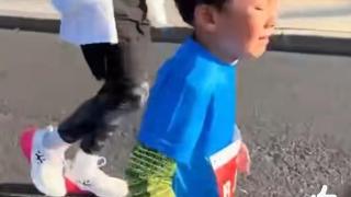 男孩哭着坚持跑完马拉松，网友：这个孩子好样的，父亲教子有方