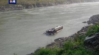 尼泊尔南部发生山体滑坡 两辆大巴车坠河