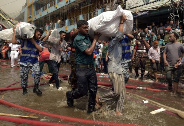 孟加拉国首都达卡一服装市场发生火灾