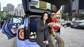 重庆女生自带车子和婚戒向男友霸气求婚 男友：“快娶我…”