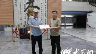 枣庄科技职业学院校友于咸怀向学校捐赠图书
