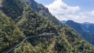 世界首创！“悬崖动车”在江西交付：游客可置身1150米高空