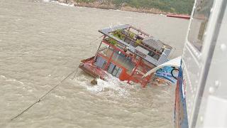 福州定海湾附近驳船倾斜进水 机组人员成功救起两名船员