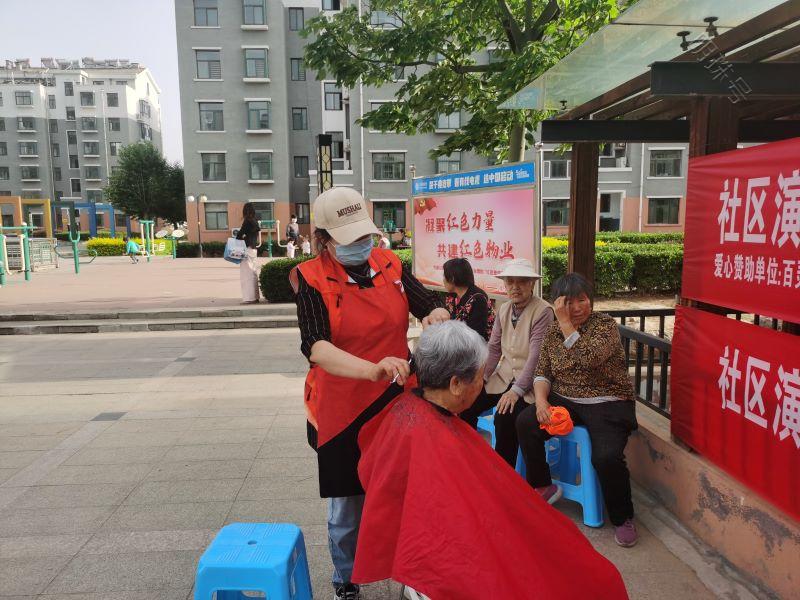 山东潍坊：举办“公益服务进社区 义诊义剪送健康”活动